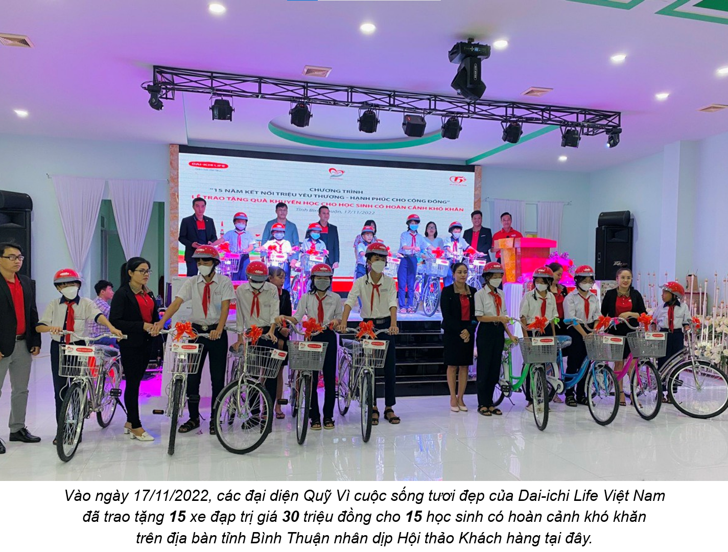 Dai-ichi Life Việt Nam tiếp tục tặng quà xe đạp cho học sinh có hoàn cảnh khó khăn tại các tỉnh thành Miền Nam